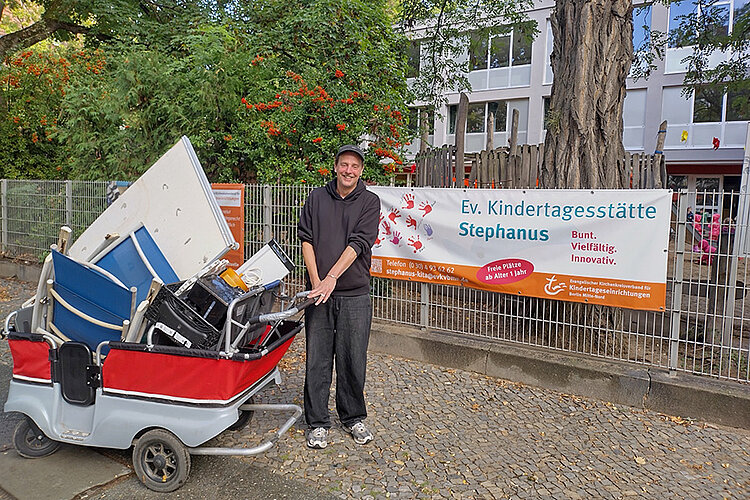 Kitaleiter Björn Münzer bei der Aufräum- und Reinigungsaktion in der Ev. Kita Stephanus am 16. September 2025 (© Mirjam Heinze) Kitaleiter Björn Münzer bei der Aufräum- und Reinigungsaktion in der Ev. Kita Stephanus am 16. September 2025 (© Mirjam Heinze)